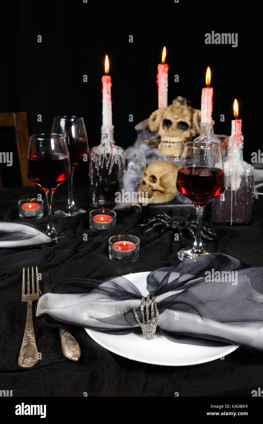 Serviette avec un clip sous la forme d'un squelette d'un pinceau comme un élément d'un décor de table des fêtes pour Halloween Banque D'Images