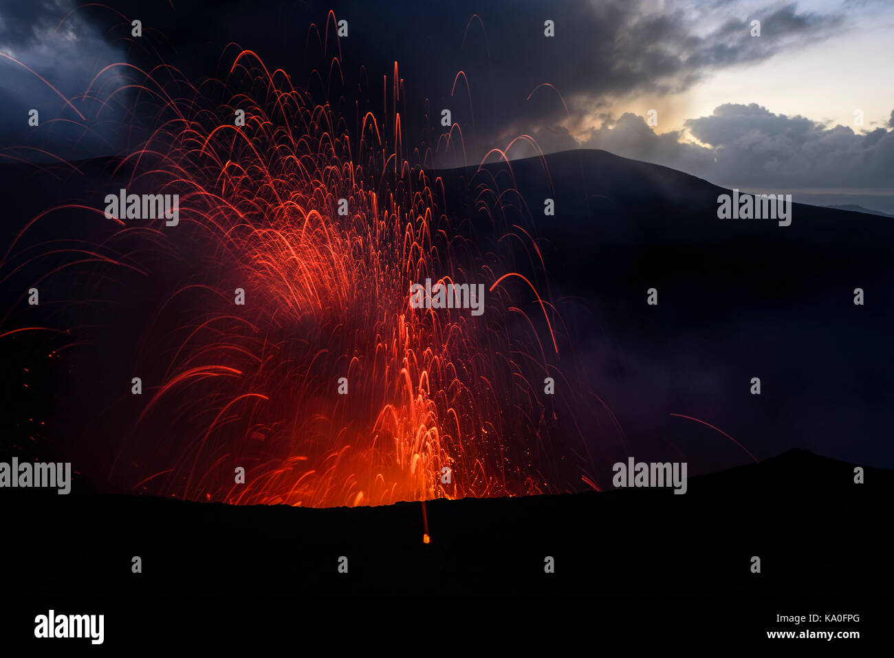 Éruption, une éruption volcanique, crépuscule, le volcan Yasur, île de Tanna, Vanuatu, mers du sud, l'Océanie Banque D'Images