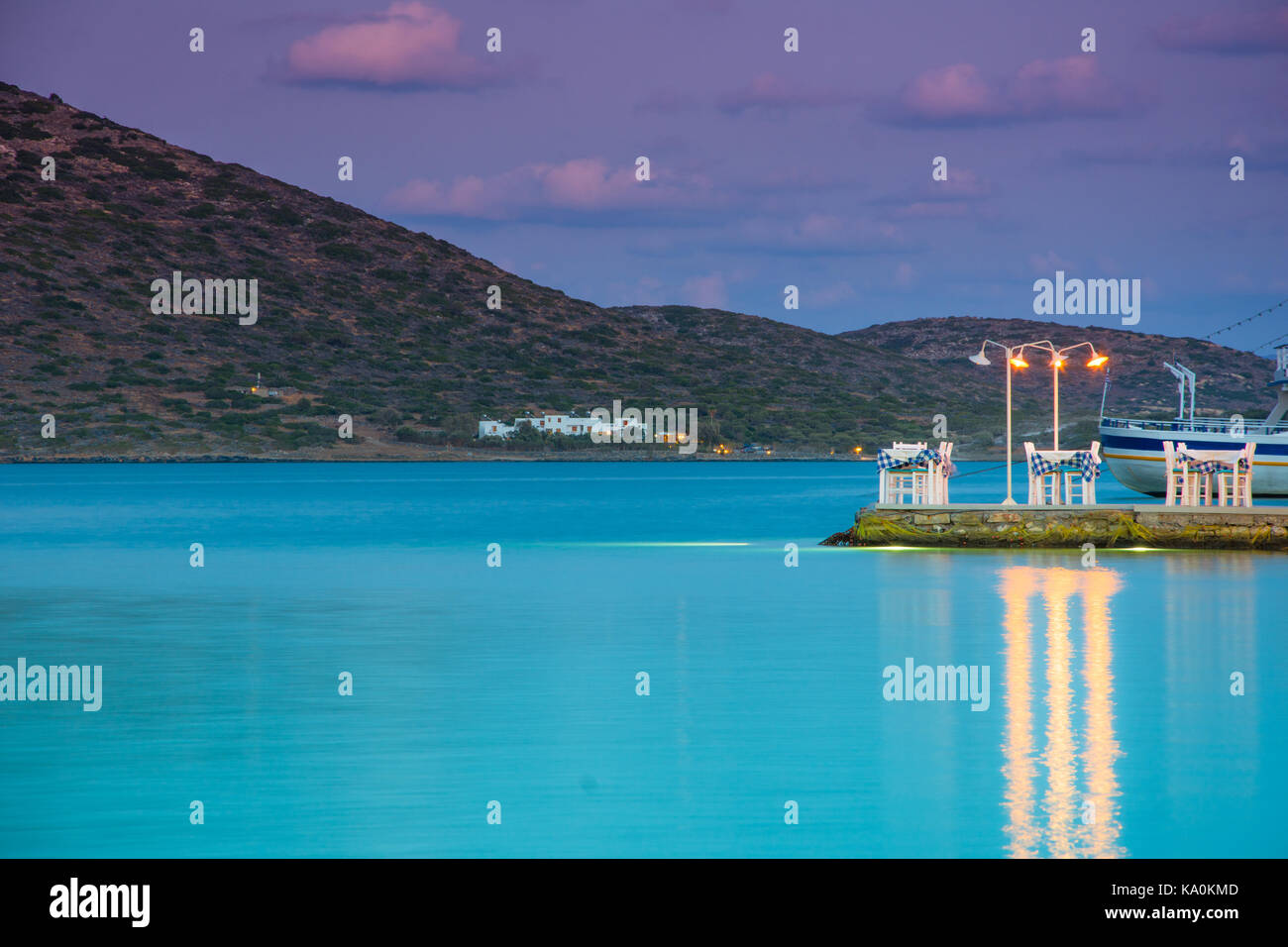 Scenic pier pour dîner romantique sur la mer, à Elounda, Crete, Grèce. Banque D'Images