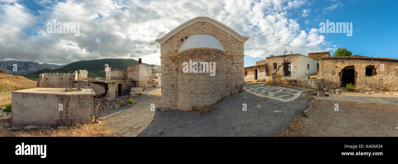 Sfentyli est un village abandonné qui s'enfonce chaque hiver, lorsque le barrage de aposelemi se remplit avec l'eau. Banque D'Images