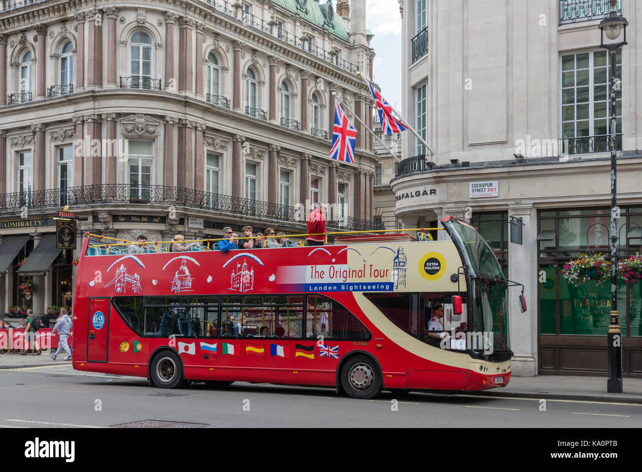 Londres, Angleterre - 09 juin 2017 : Street view avec des touristes en bus de tourisme près de Trafalgar Square à Londres, Royaume-Uni Banque D'Images