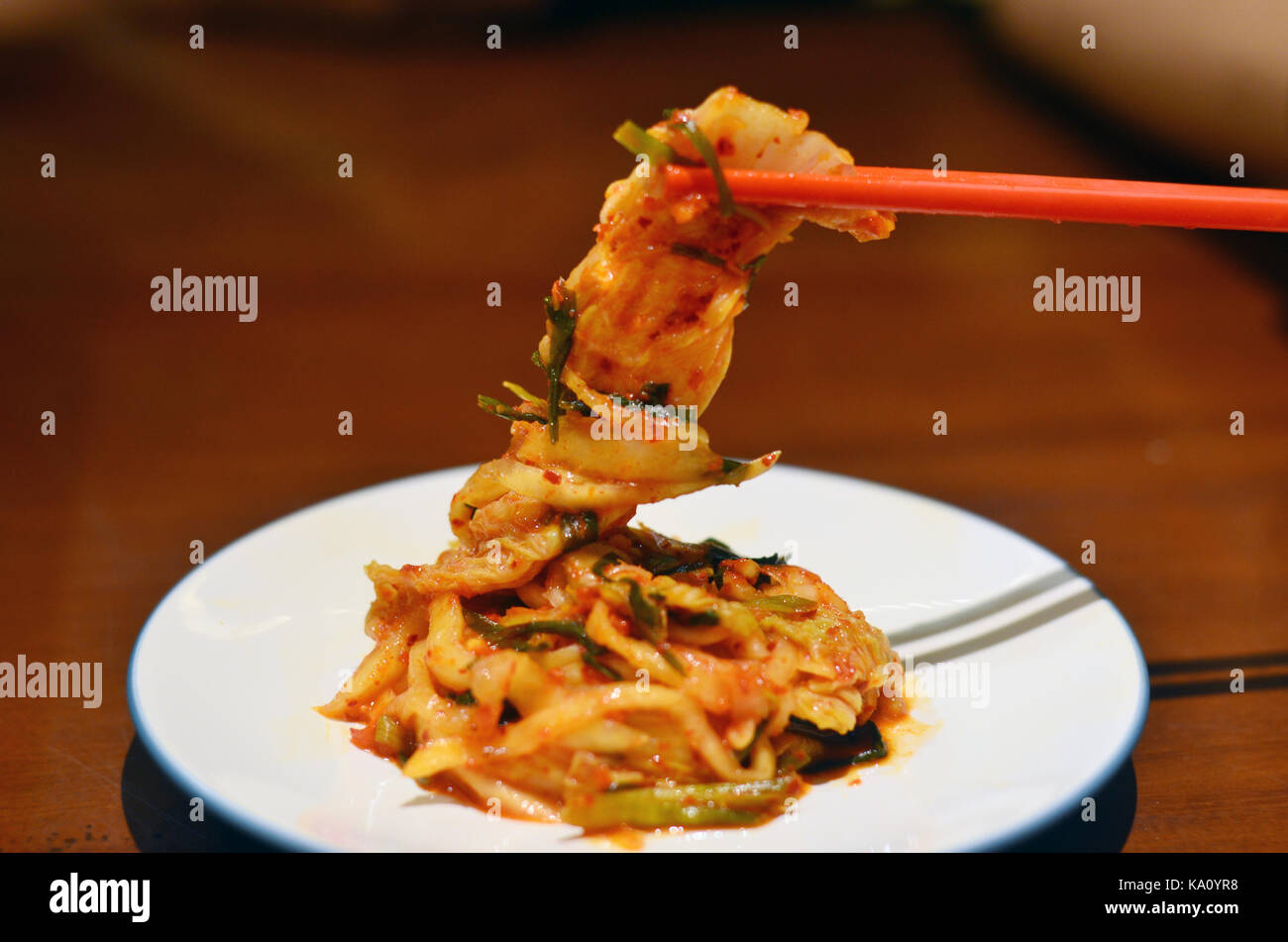 Le kimchi est un plat traditionnel à base de légumes fermentés et salé, le plus souvent le chou napa et radis coréen Banque D'Images