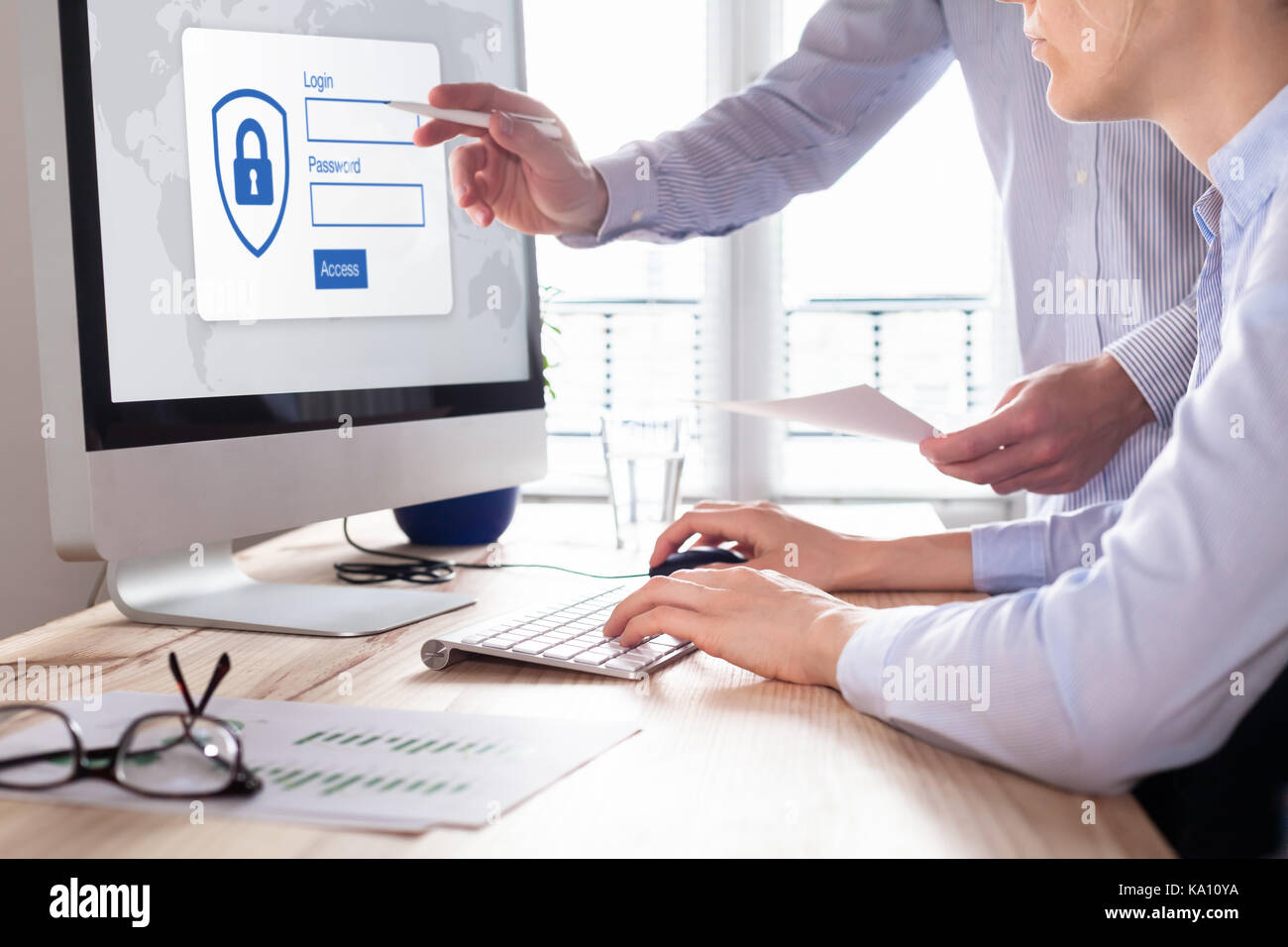 Concept de sécurité cybernétique avec manager fournissant des informations d'authentification (login, mot de passe) à l'entreprise personne à avoir accès à des données confidentielles sur l'ordinateur Banque D'Images