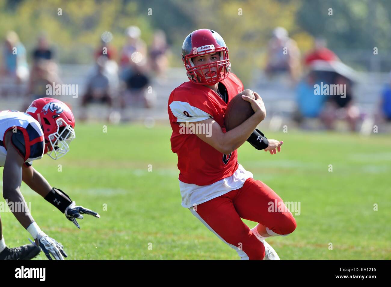 Quarterback fonctionnant comme une option après le laminage de la poche. USA. Banque D'Images