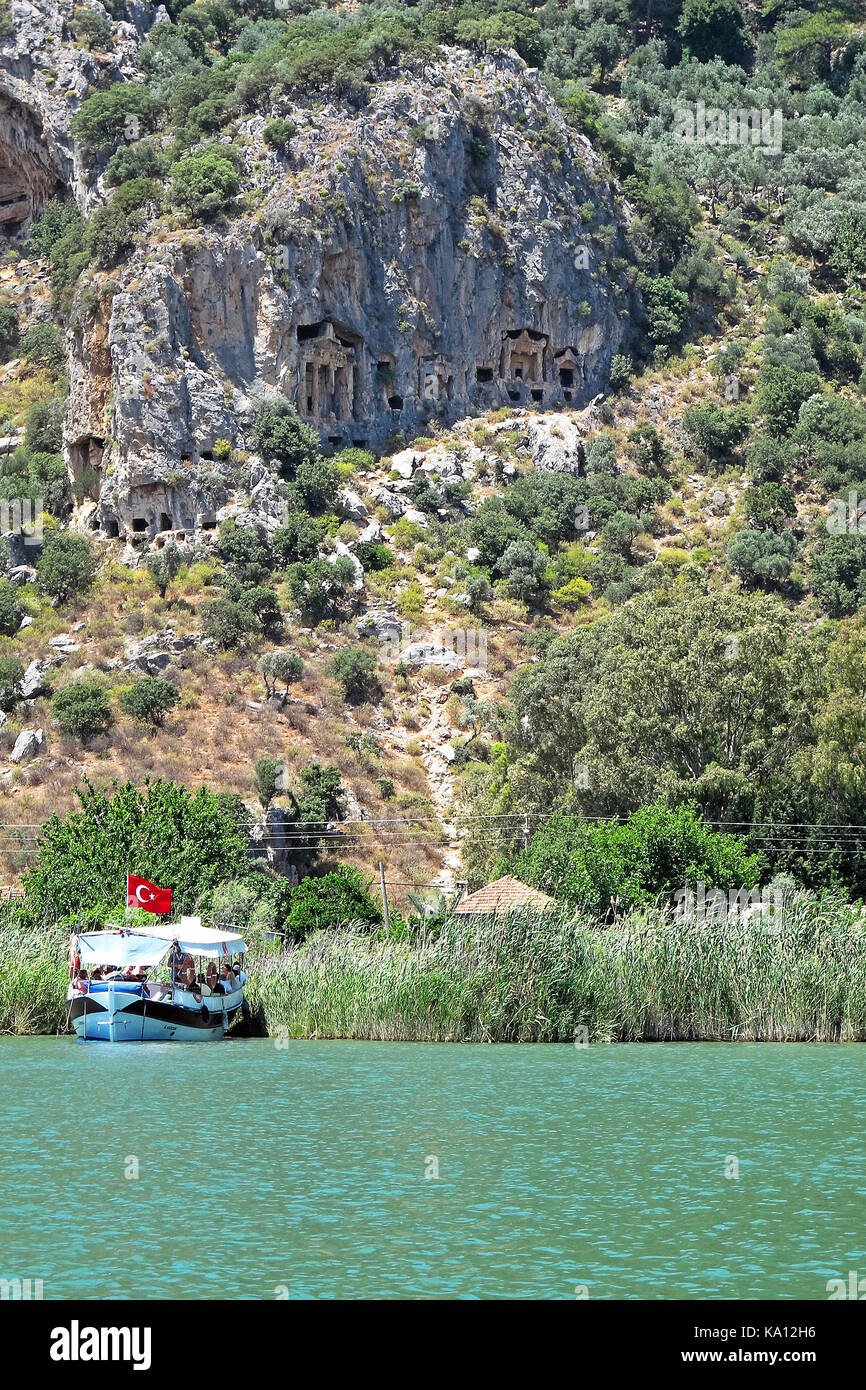 Des tombes lyciennes et bateau d'excursion Banque D'Images