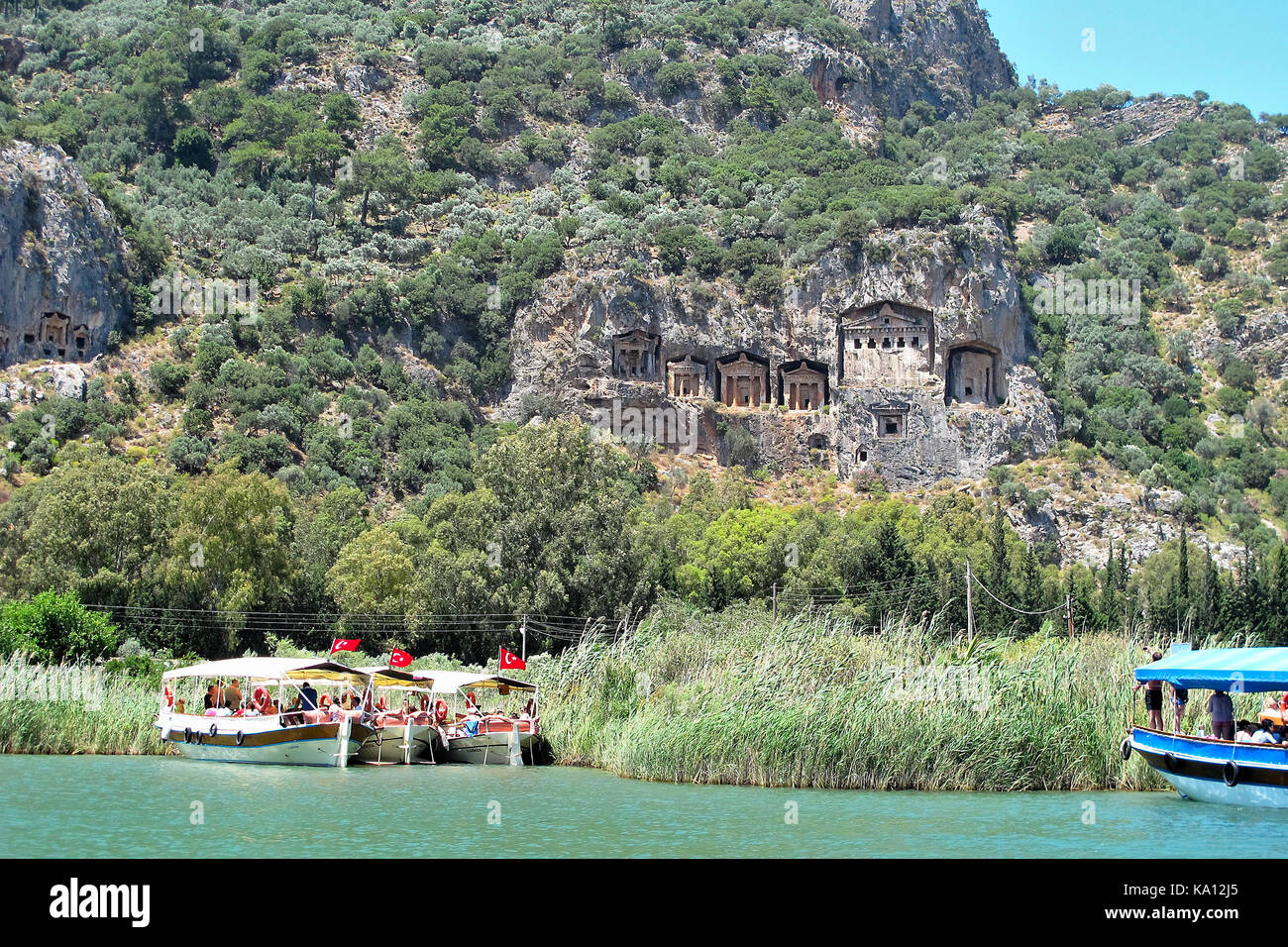 Des tombes lyciennes touristes et bateaux de rivière. Banque D'Images