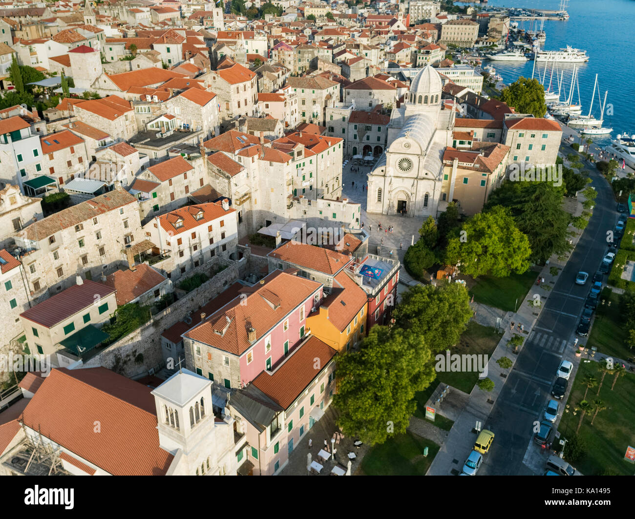 Vue aérienne de la vieille ville de Sibenik avec la cathédrale de St. James, Croatie Banque D'Images