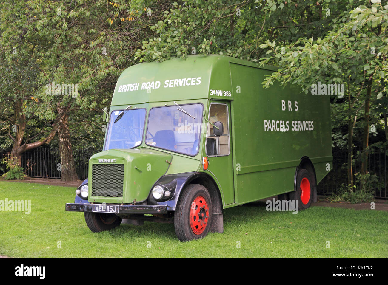 La vieille route Services BMC Parcel Services van Banque D'Images