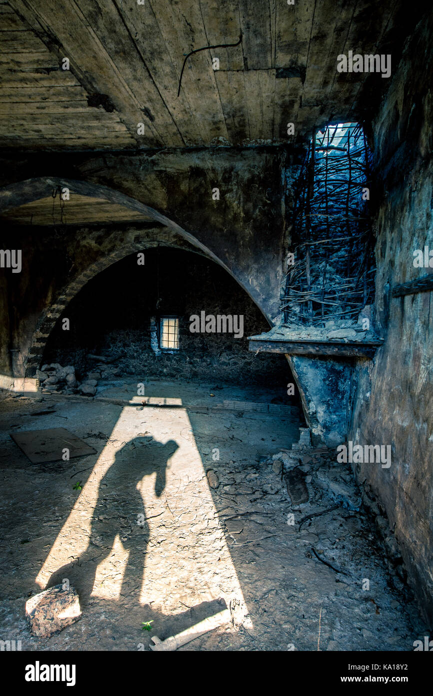 Sfentyli est un village abandonné qui s'enfonce chaque hiver, lorsque le barrage de aposelemi se remplit avec l'eau. Banque D'Images