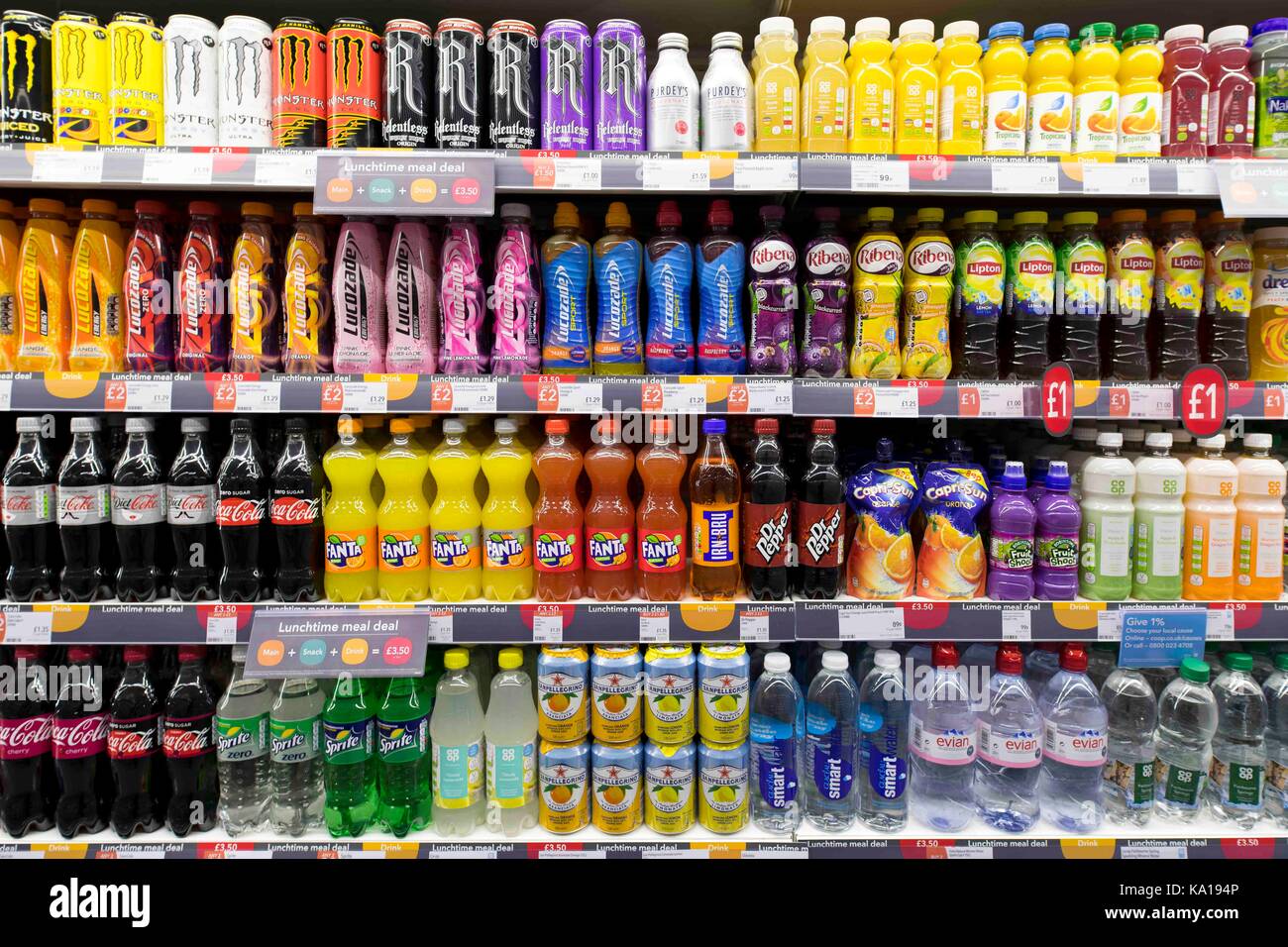 Des boissons gazeuses sur l'affichage sur une étagère de supermarché. Banque D'Images
