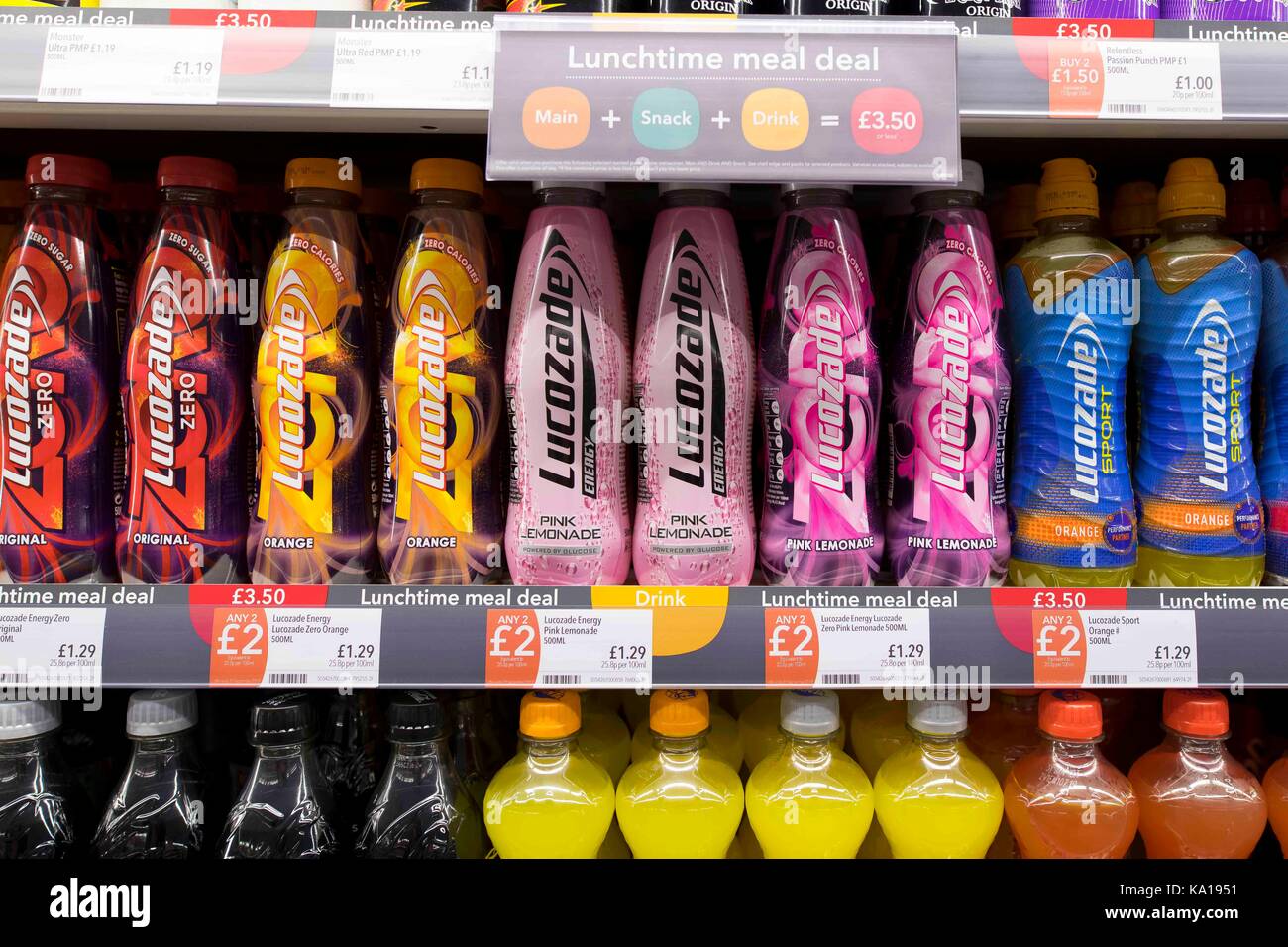 Des boissons gazeuses sur l'affichage sur une étagère de supermarché. Banque D'Images