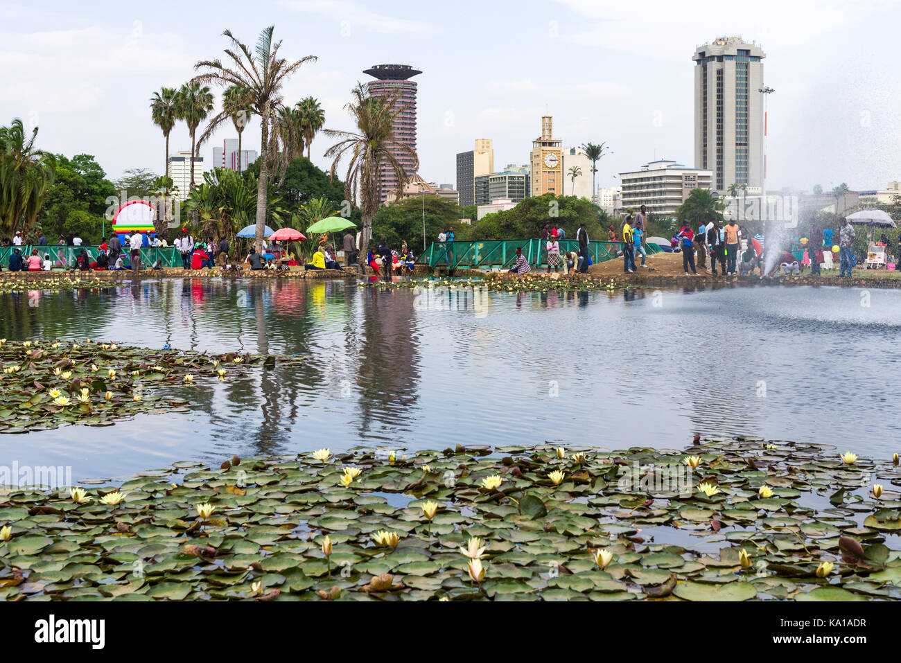 Lac Lily avec des gens qui marchent par la ville, les bâtiments peuvent être vus dans l'arrière-plan, Uhuru Park, Nairobi, Kenya, Afrique de l'Est Banque D'Images