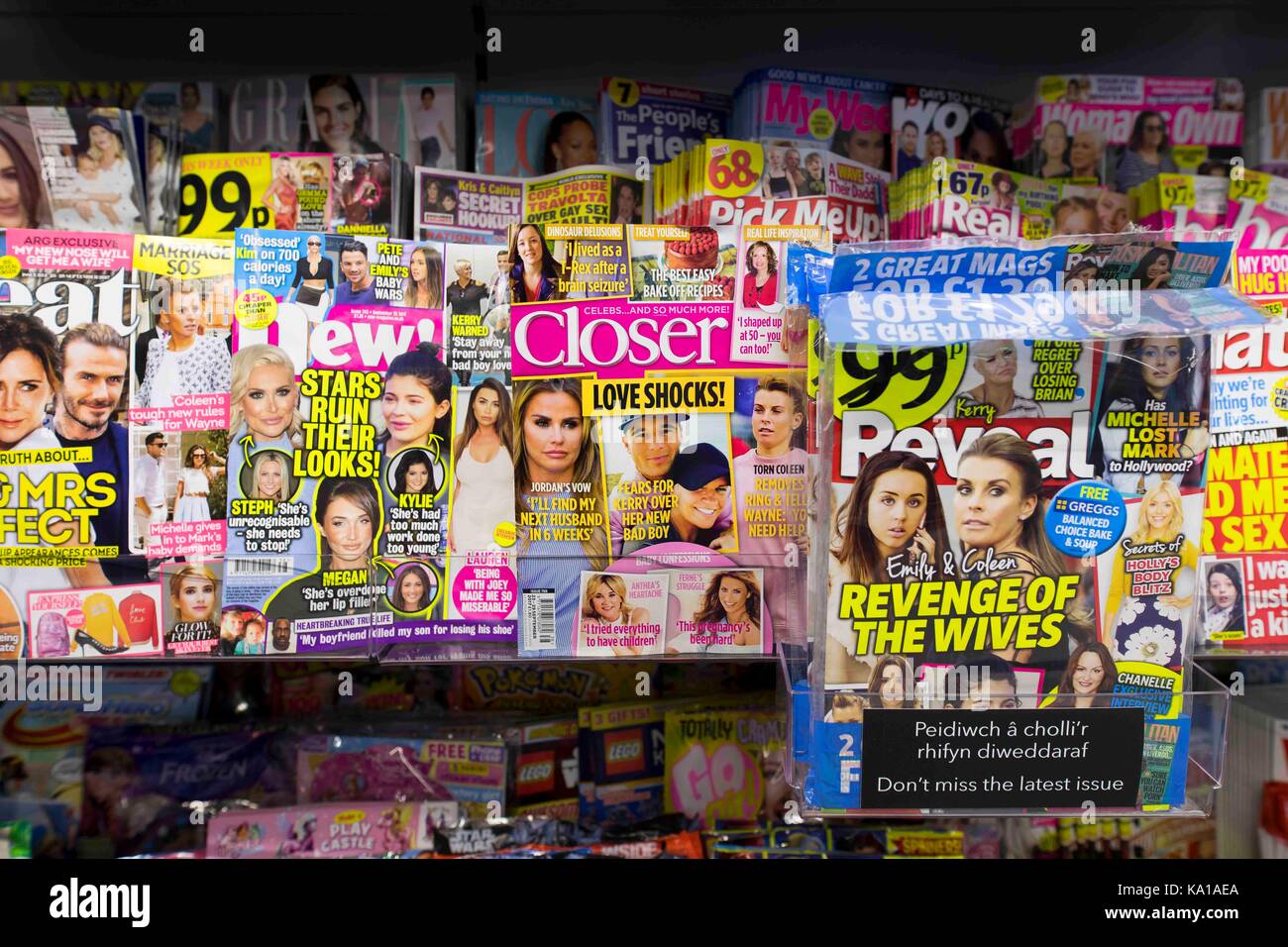Magazines sur l'affichage dans un marchand de magasin. Banque D'Images