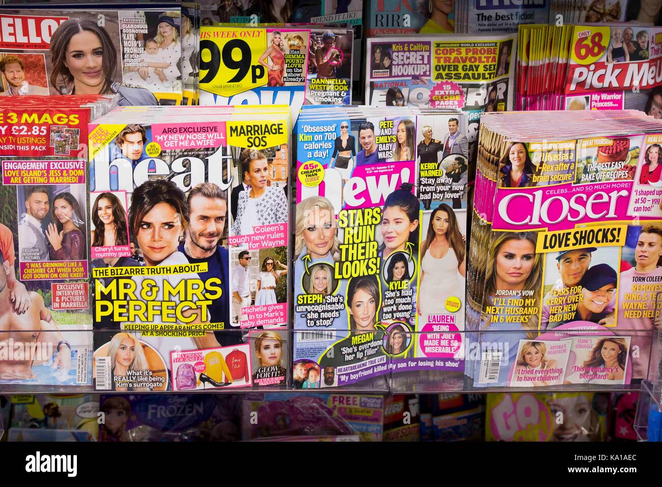 Magazines sur l'affichage dans un marchand de magasin. Banque D'Images