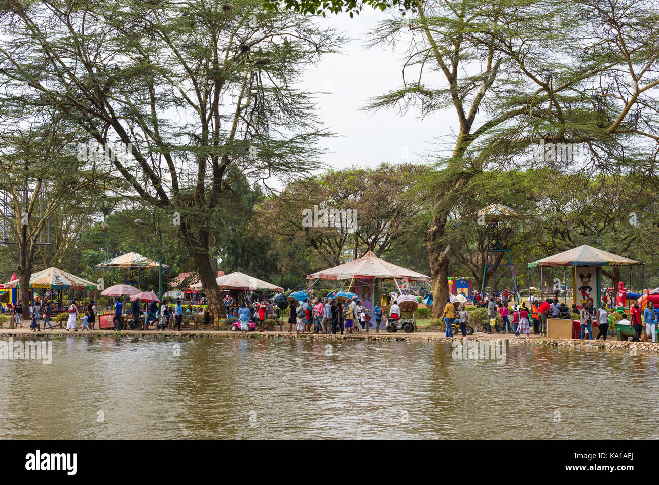 Petit lac avec les gens, de divertissement et des forains en arrière-plan, Uhuru Park, Nairobi, Kenya, Afrique de l'Est Banque D'Images