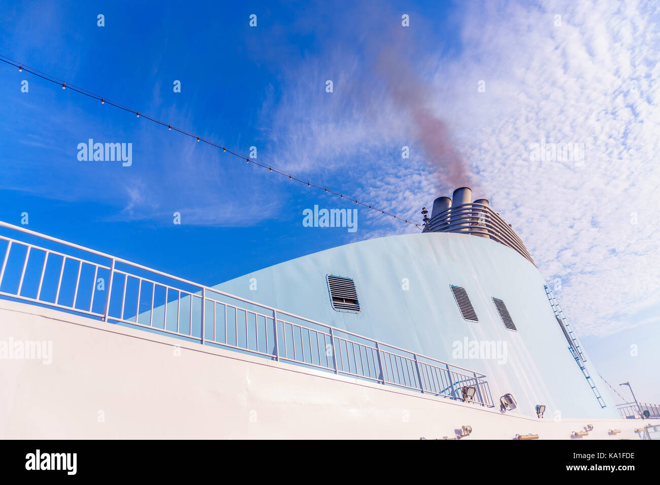 Bateau de croisière pollue l'atmosphère Banque D'Images