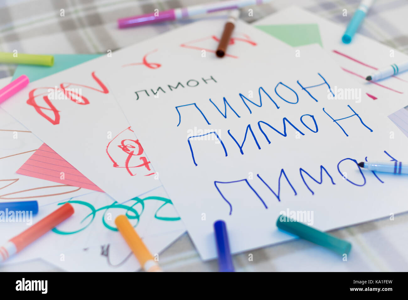 Les enfants russes ; nom de l'écriture de fruits pour la pratique (traduction ; citron) Banque D'Images
