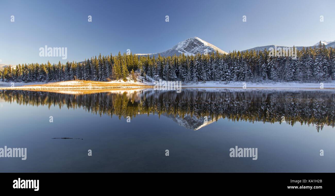 La montagne enneigée lointain haut réflexion et panorama paysage de neige après le début de l'automne au pied des montagnes rocheuses, alberta canada Banque D'Images