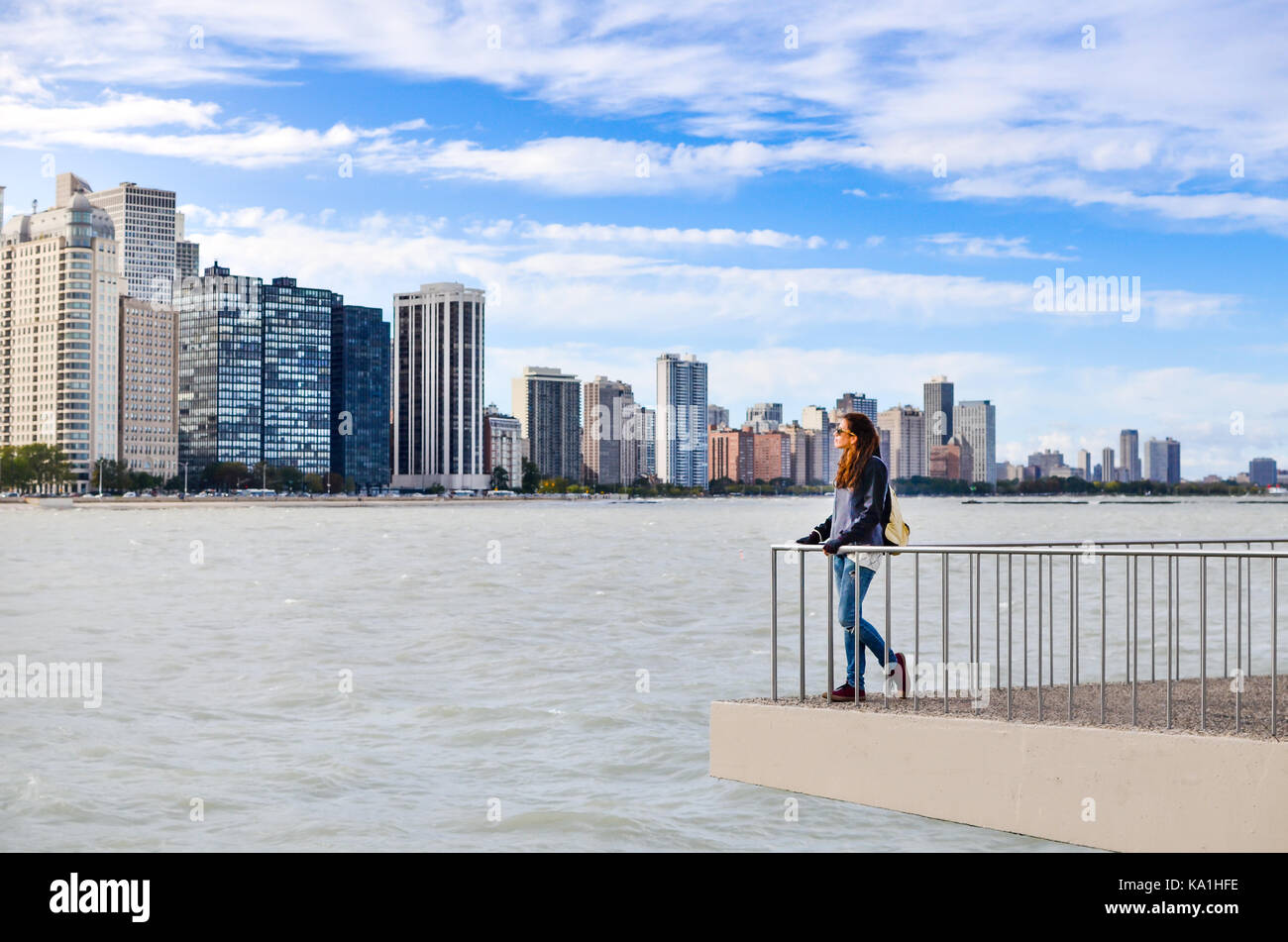 Woman admiring chicago cityscape du point de vue Banque D'Images