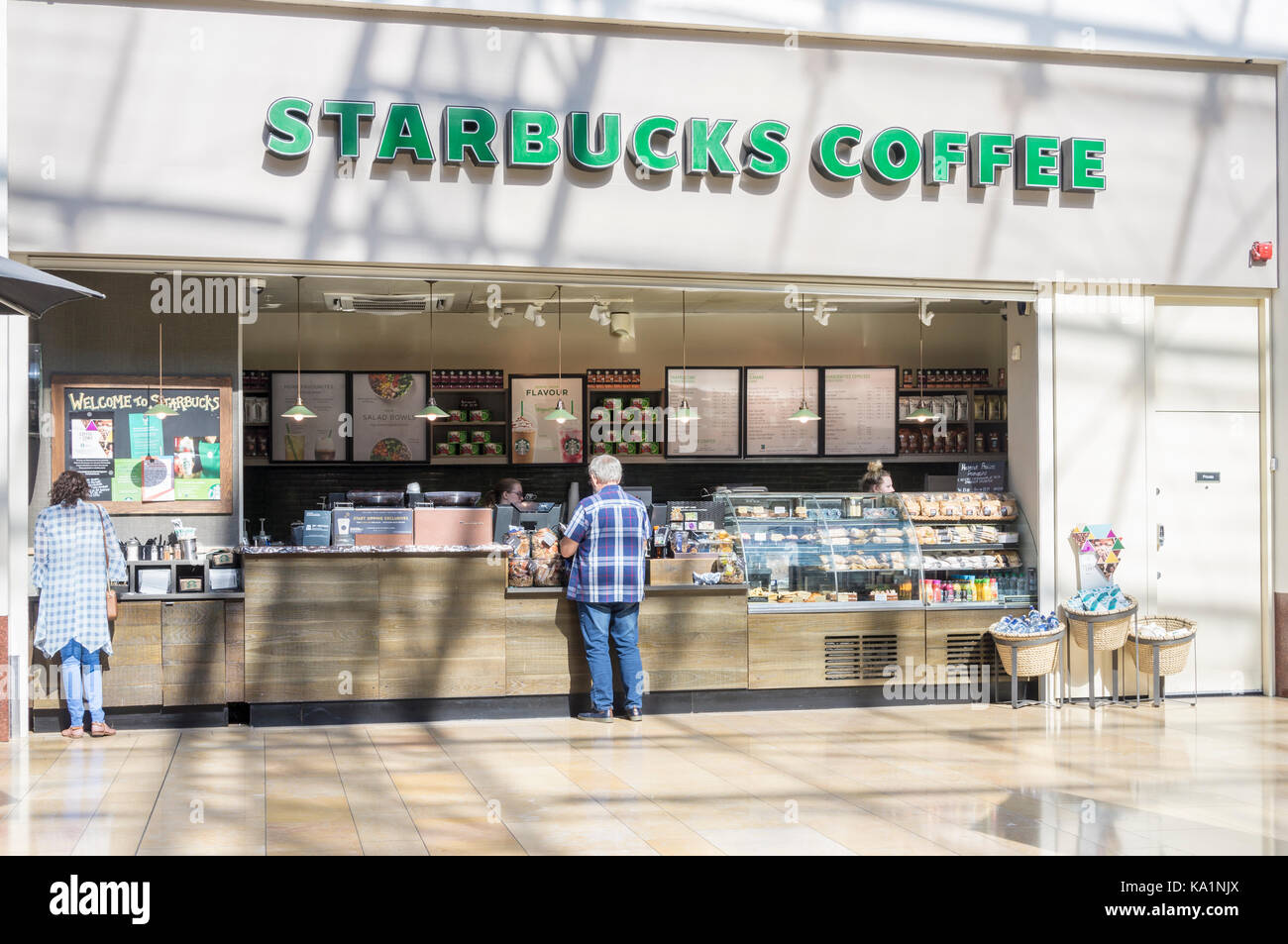 Client qui achète du café au Starbucks Coffee. Centre commercial Bullring, Birmingham, West Midlands, England, GB, au Royaume-Uni. Banque D'Images