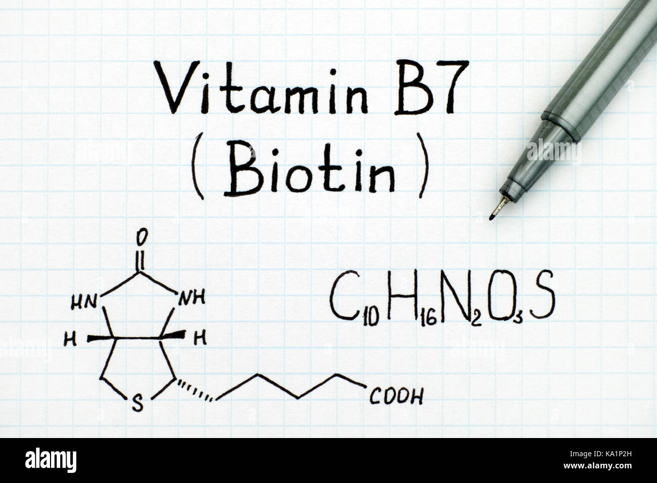 Formule chimique de la vitamine B7 (biotine) avec un stylo noir. Banque D'Images