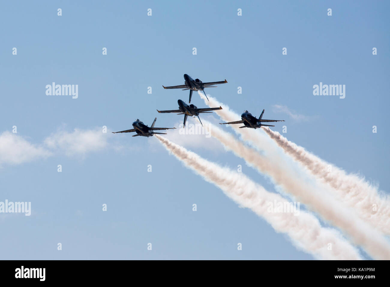 La U.S. Navy Blue Angels effectuer un vol inversé au cours de la manœuvre 2017 Marine Corps Air Station Miramar Air Show au MCAS Miramar, Californie, le 22 sept. Banque D'Images