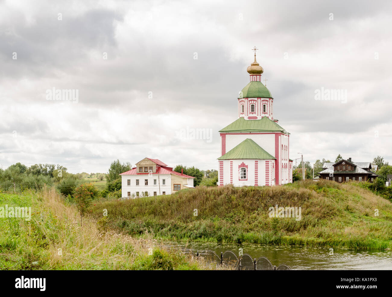 Vue sur l'Église du prophète Élie sur la montagne ou l'Église Ivanova Elias avant la tempête à Suzdal, la Russie. Anneau d'or. Banque D'Images