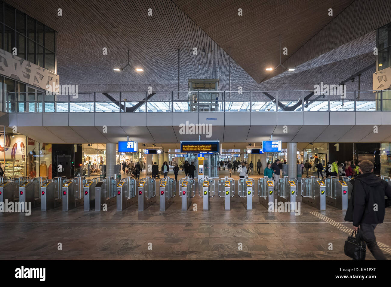 La gare centrale de Rotterdam aux Pays-Bas. entrée principale pour les trains. Banque D'Images