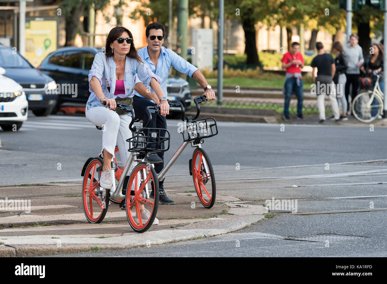 Milan, Italie - 23 septembre 2017 : maintenant à milan entreprise chinoise mobike fournit un service de partage de vélos innovant Banque D'Images