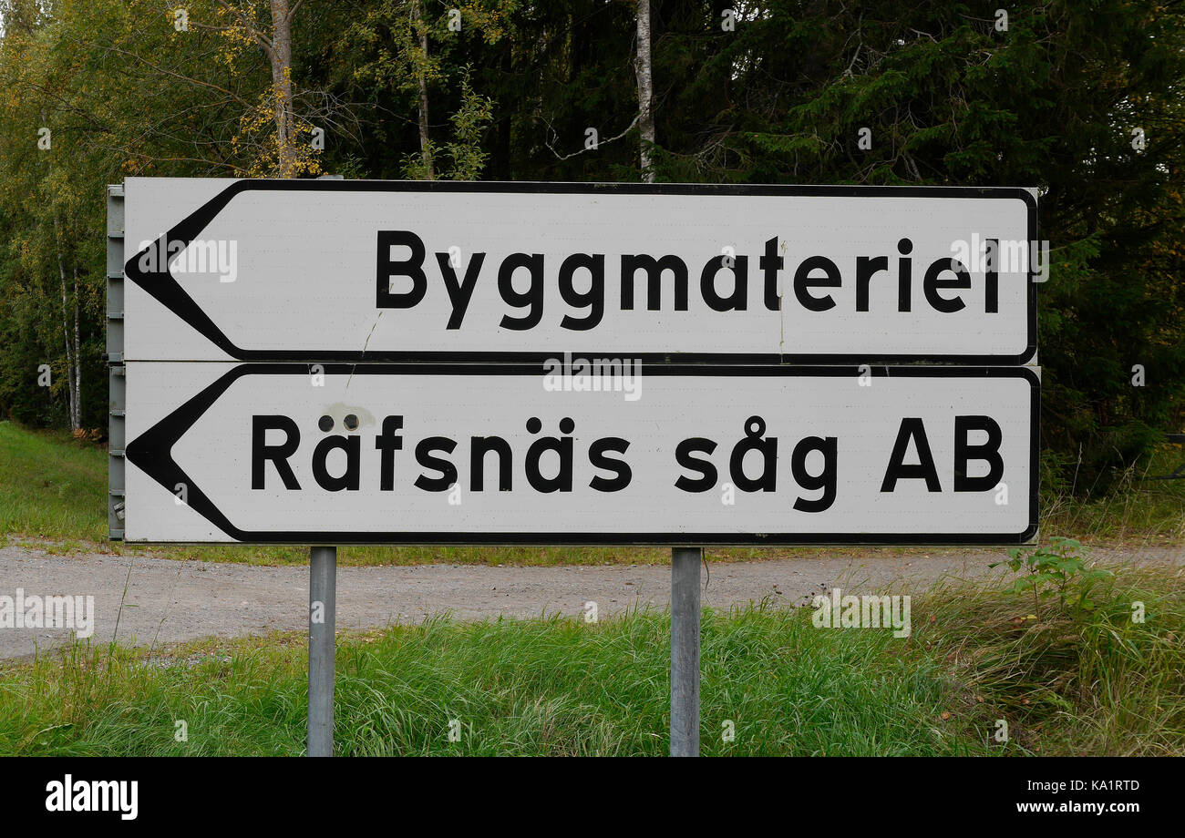 Panneau de signalisation routière à l'extérieur de Räfsnäs såg, près de Gräddö, Rådmansö dans l'archipel de Roslagen à Stockholm, Suède, Europe. Banque D'Images