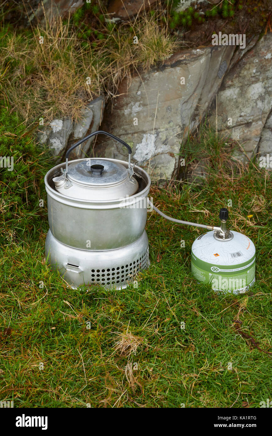 Trangia réchaud de camping à ébullition un électrique à l'extérieur du pays  de Galles UK Photo Stock - Alamy