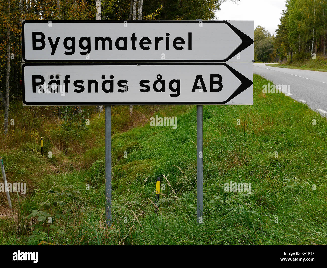 Panneau de signalisation routière à l'extérieur de Räfsnäs såg, près de Gräddö, Rådmansö dans l'archipel de Roslagen à Stockholm, Suède, Europe. Banque D'Images