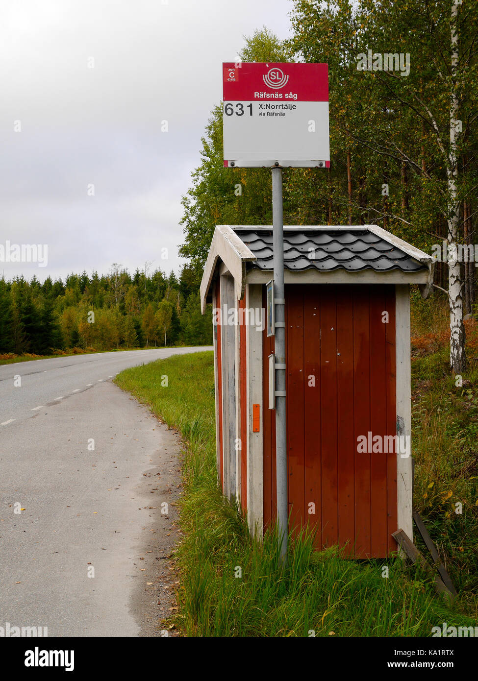 Arrêt de bus à l'extérieur de Räfsnäs såg, près de Gräddö, Rådmansö dans l'archipel de Roslagen à Stockholm, Suède, Europe. Banque D'Images