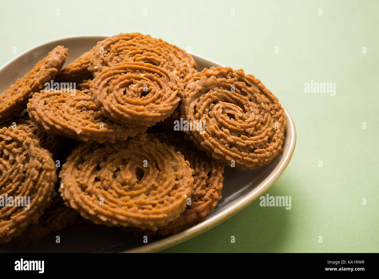 Stock photo de chakli ou chakali murukku ou populaires, d'aliments salés faites pendant diwali festival Banque D'Images