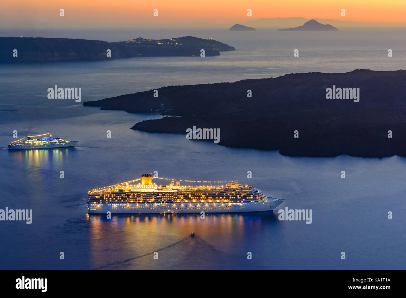 Navire naviguant dans le coucher du soleil, l'île de Santorin, Grèce, Europe Banque D'Images