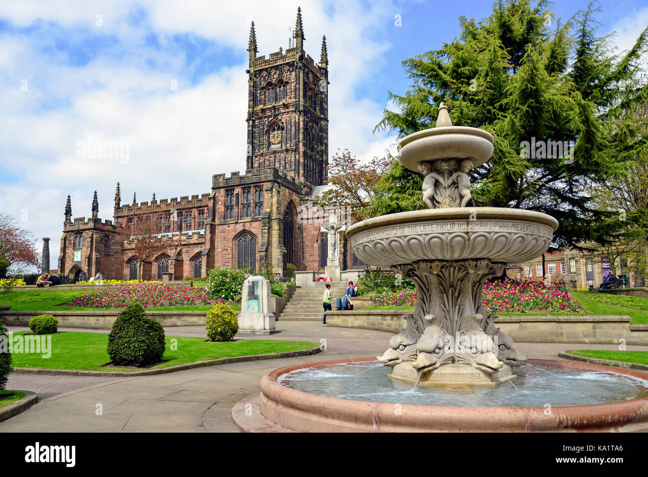 St Peter's Collegiate Church et jardins, Wolverhampton, West Midlands, England, United Kingdom Banque D'Images