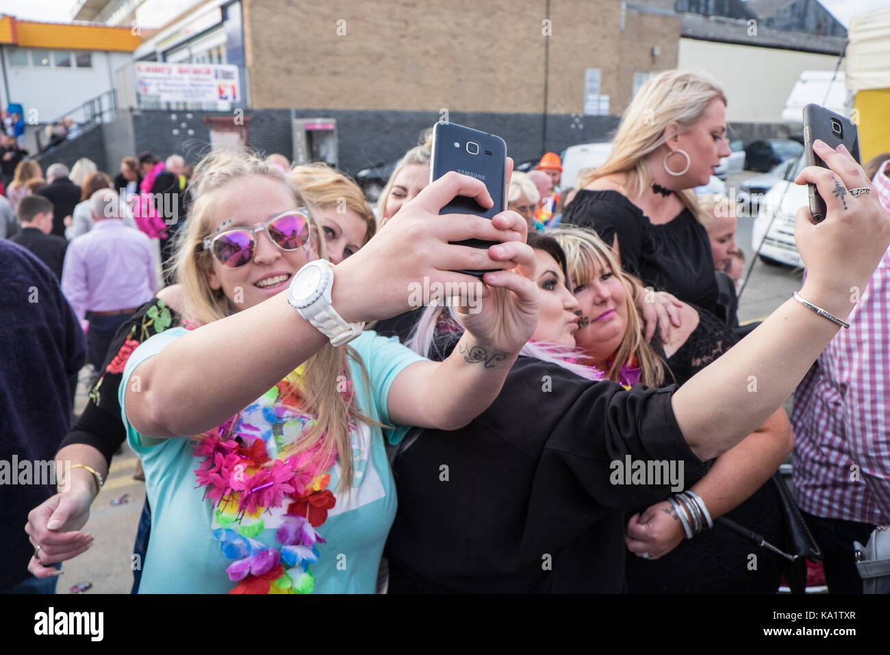 ,Selfies autoportraits,téléphone appareil photo,model, modèles,moi,generation,regarder, à,Elvis,Festival, Festival Elvis Porthcawl,,Bridgend,county,France Pays de Galles,UK,Royaume-uni,Europe, Banque D'Images