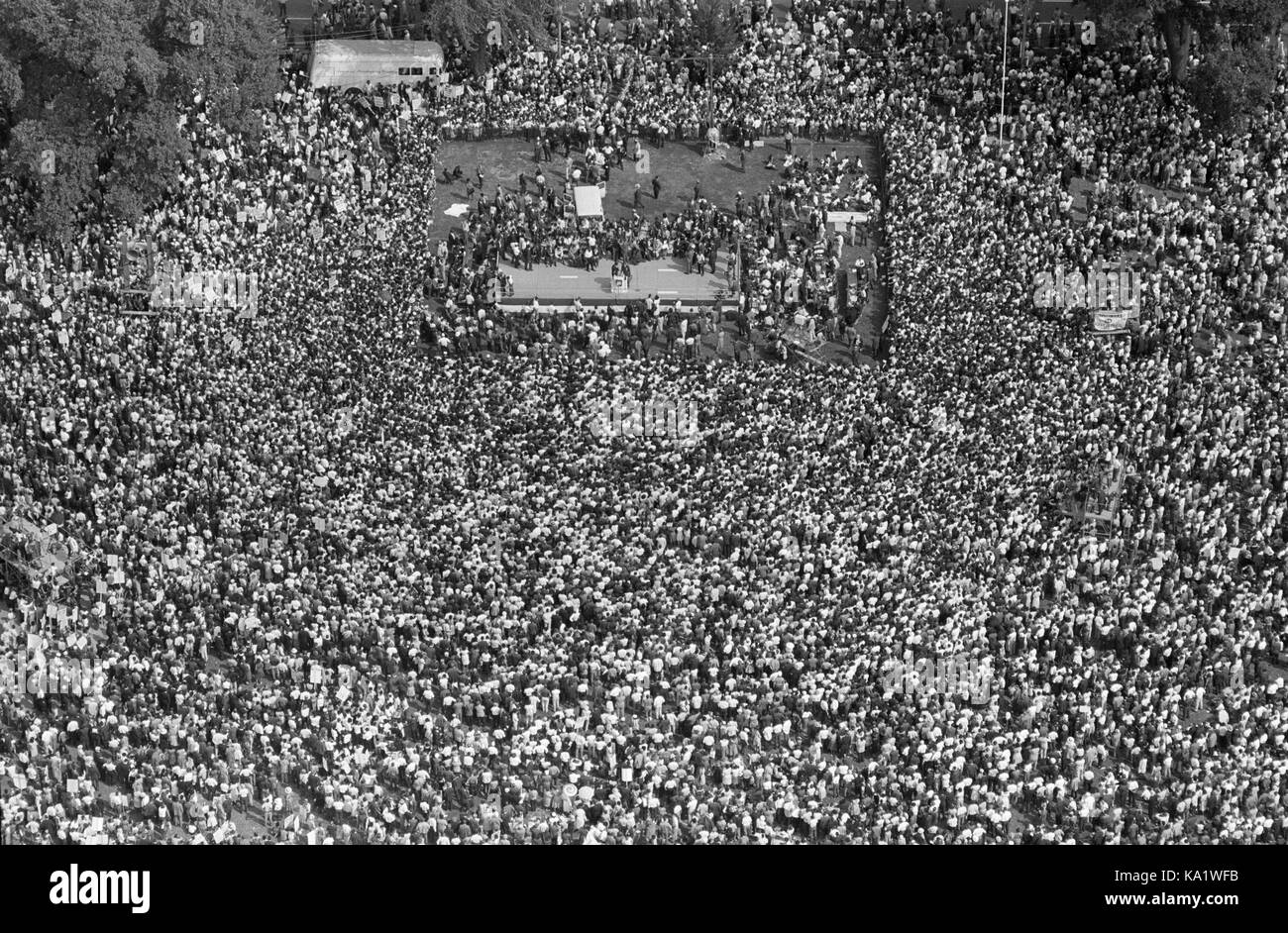 Vue aérienne de la foule et la scène à la Marche sur Washington, 28 août 1963. Banque D'Images