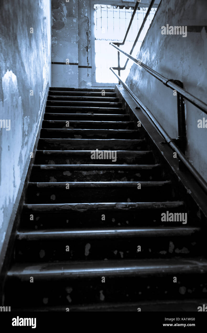 Jusqu'à un escalier, moody étrange dans la lumière bleue mystérieuse. L'île d'Alcatraz, San Francisco Bay Banque D'Images