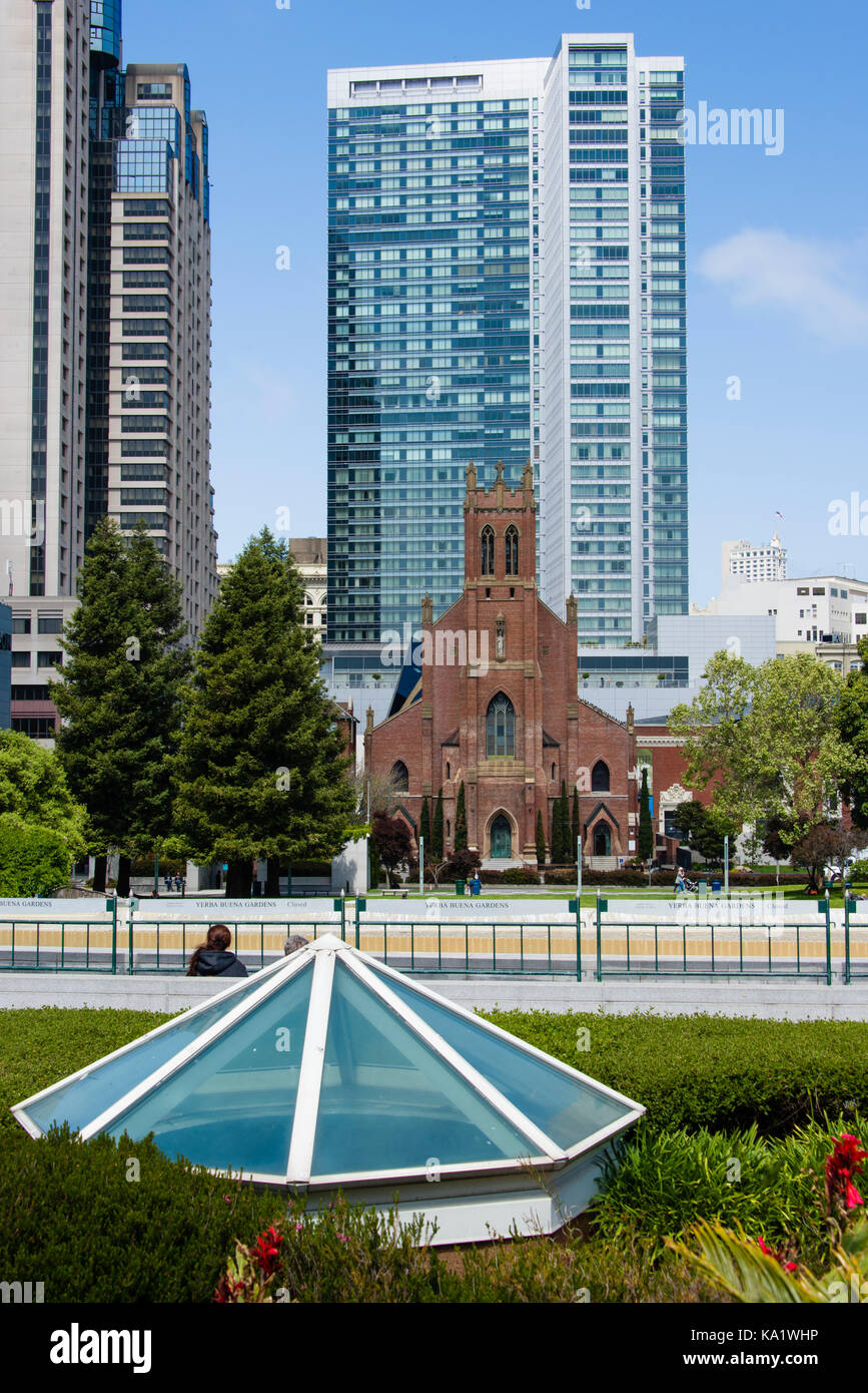 Les jardins Yerba Buena et l'église Saint Patrick, San Francisco, Californie Banque D'Images