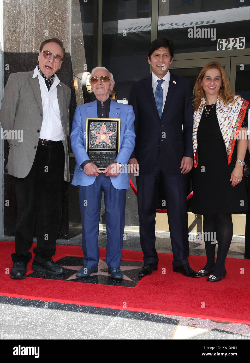 Charles Aznavour honoré avec étoile sur le Hollywood Walk of Fame avec : Charles Aznavour, Peter Bogdanovich, Kevin tem de Leon, leron gubler, Mitch O'Farrell où : Hollywood, California, UNITED STATES Quand : 24 août 2017 Credit : fayesvision/wenn.com Banque D'Images