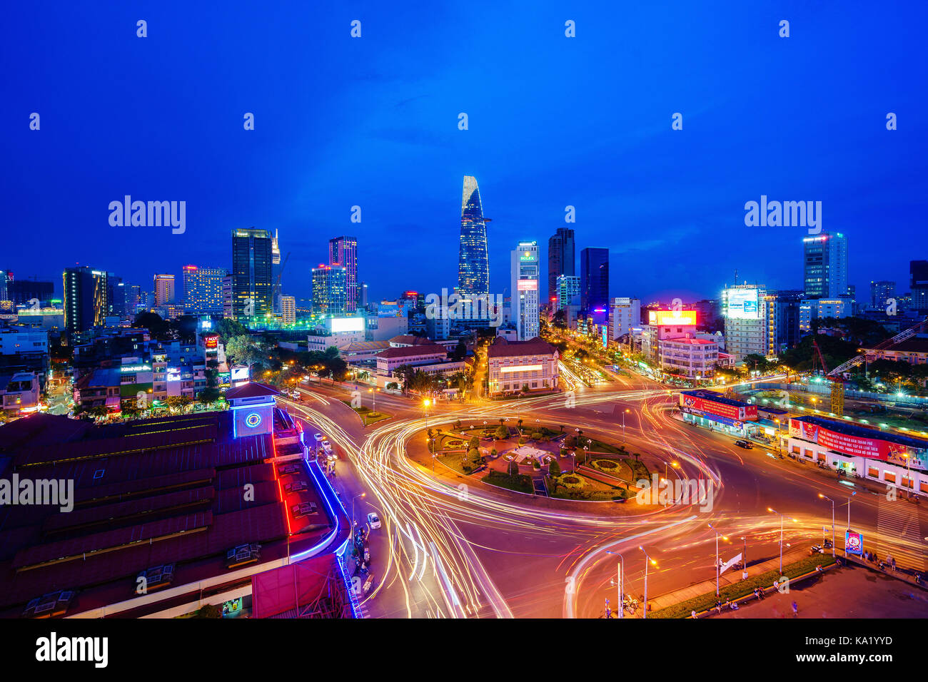 Ho Chi Minh Ville, Vietnam - le 26 juin 2015 : impression, colorée, vibrante scène de trafic en Asie, dynamique, ville surpeuplée avec Trail sur la rue. Banque D'Images