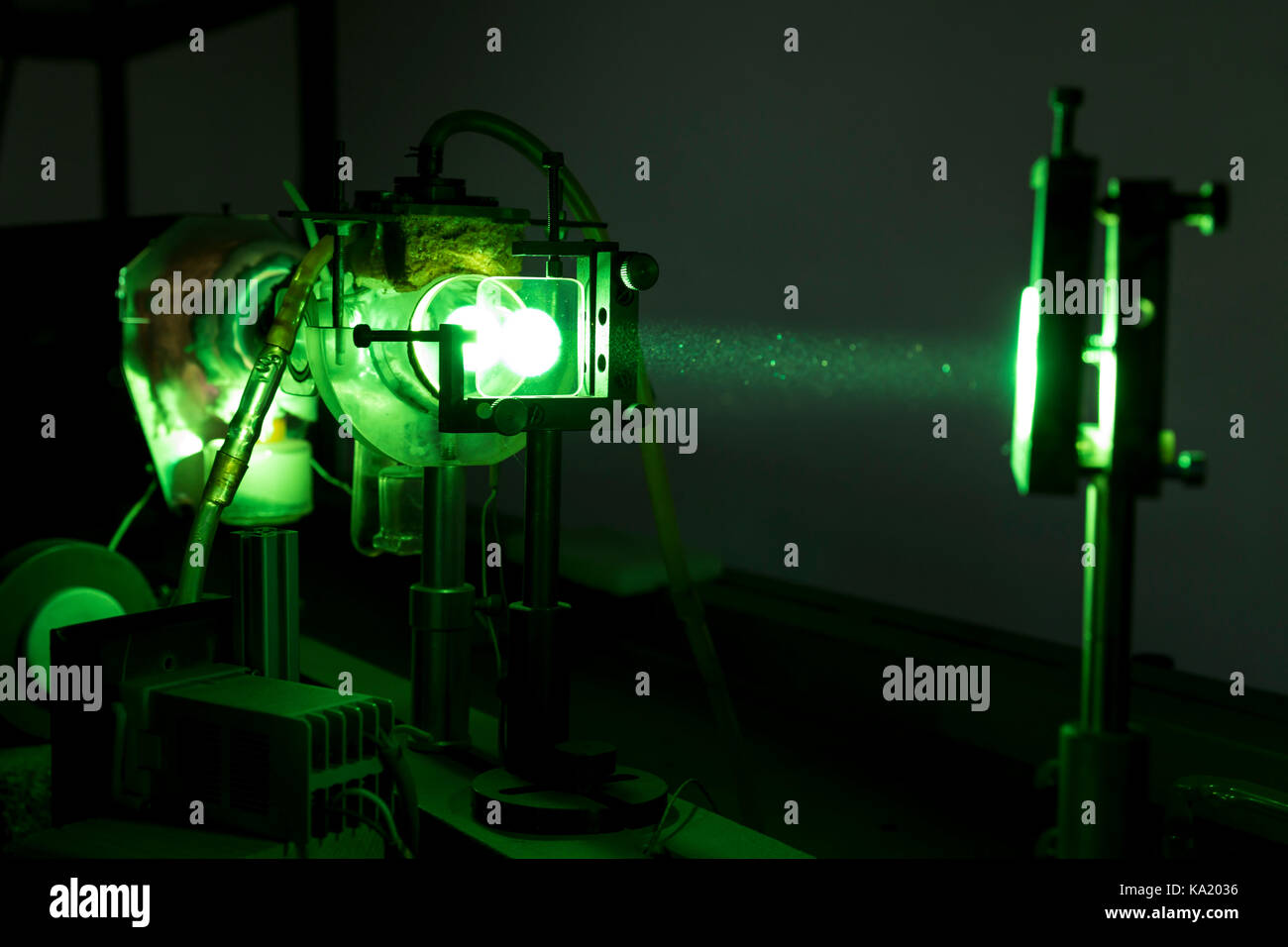 L'équipement laser vert industriel puissant dans un laboratoire de recherche en physique. physique du solide laboratoire. light amplification by stimulated emission of Banque D'Images