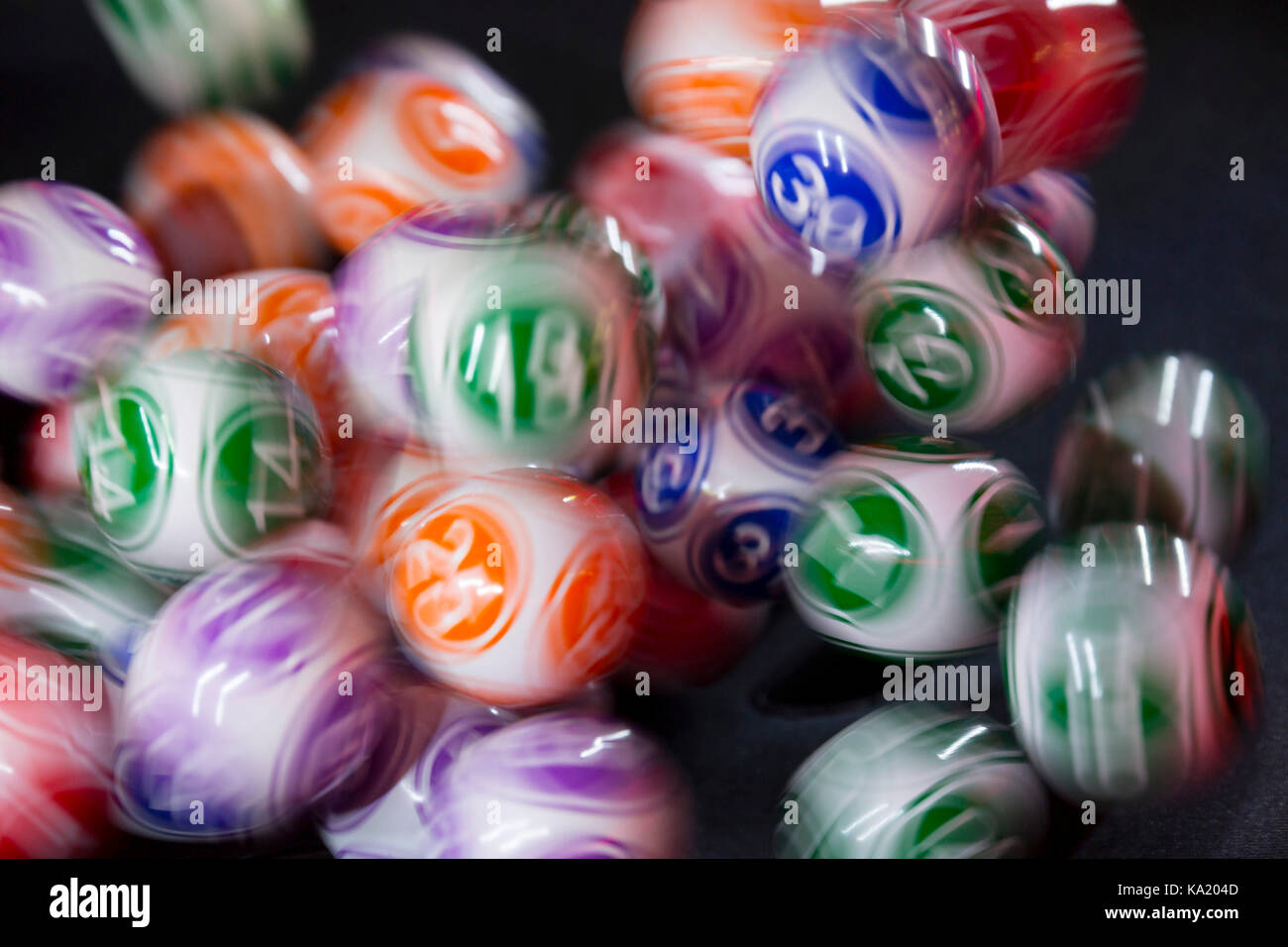 Boules De Loterie Colorés Dans Une Machine De Loto. Machine De Jeu