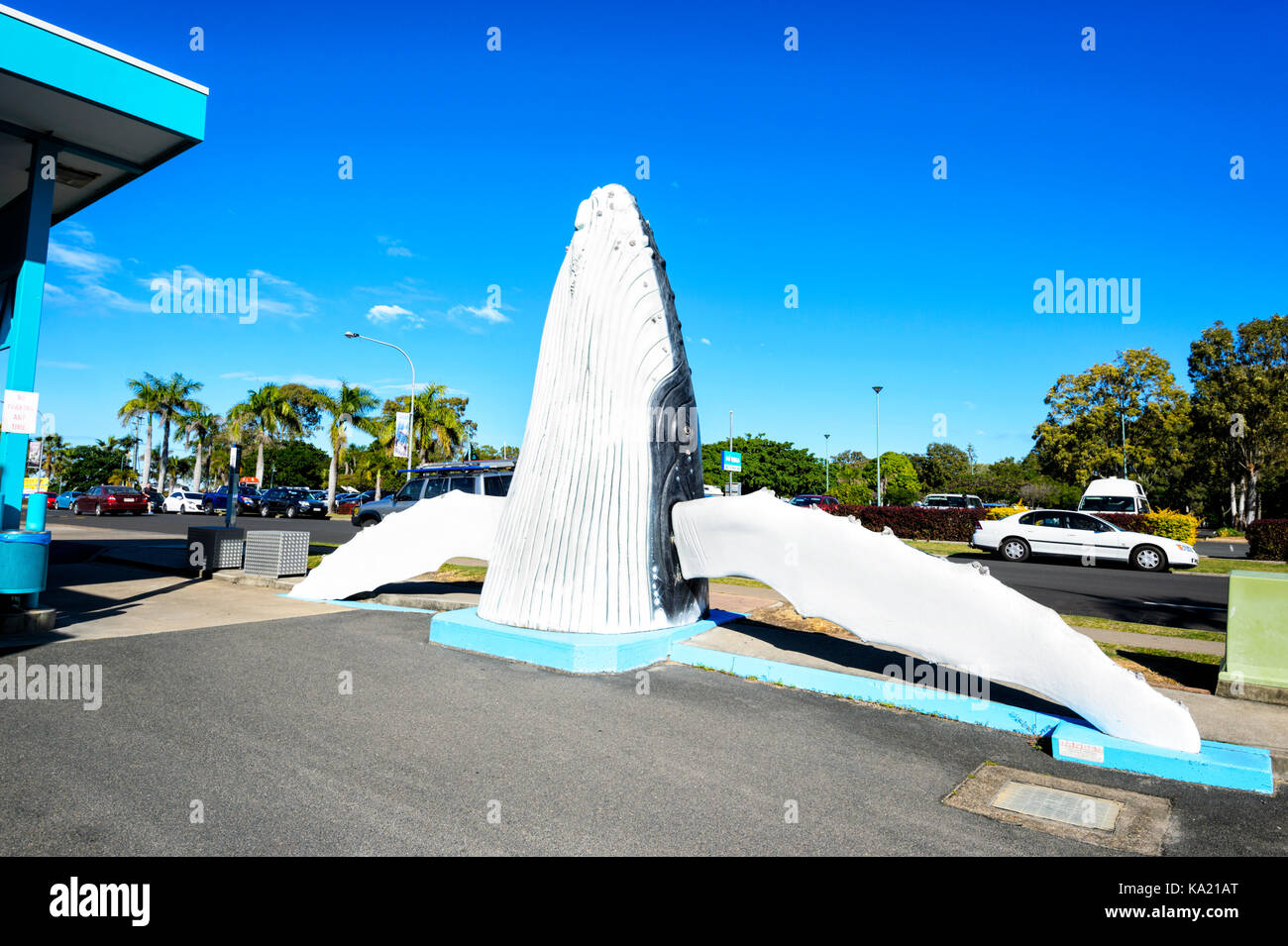 Une sculpture de Humpback Whale breaching, Whale Bay Marina, Hervey Bay, Queensland, Queensland, Australie Banque D'Images