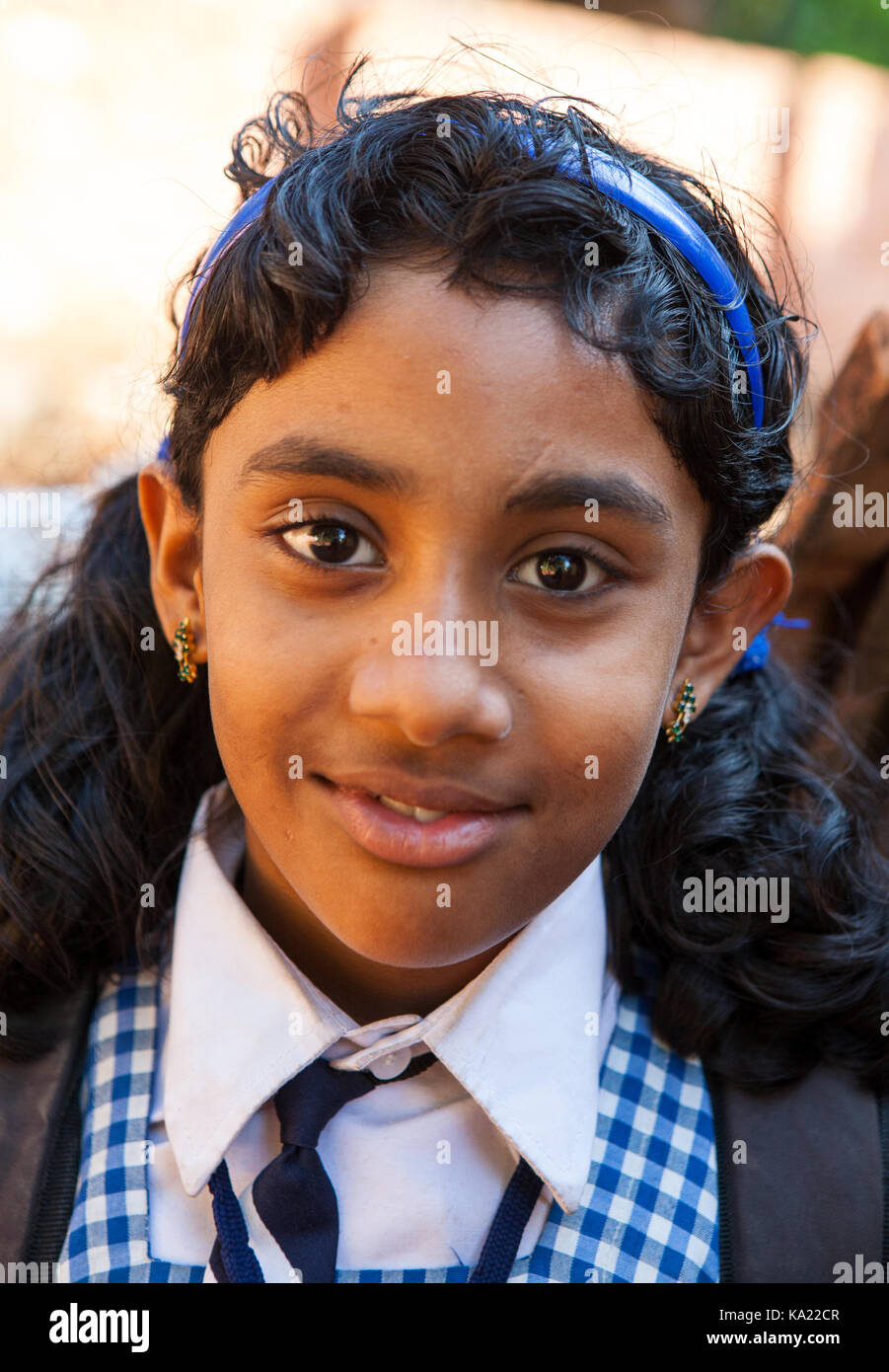 Les résidents des régions rurales dans la vie quotidienne. Petite fille dans l'uniforme scolaire. La jeune fille avait un maquillage des yeux d'enfants et les lèvres. Banque D'Images