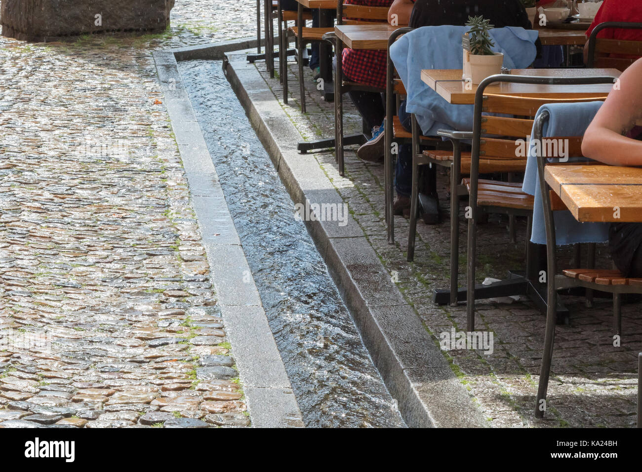 Les petits canaux d'eau dans les rues de Freiburg - Allemagne Banque D'Images