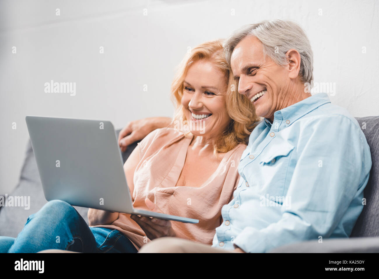 Couple using laptop Banque D'Images