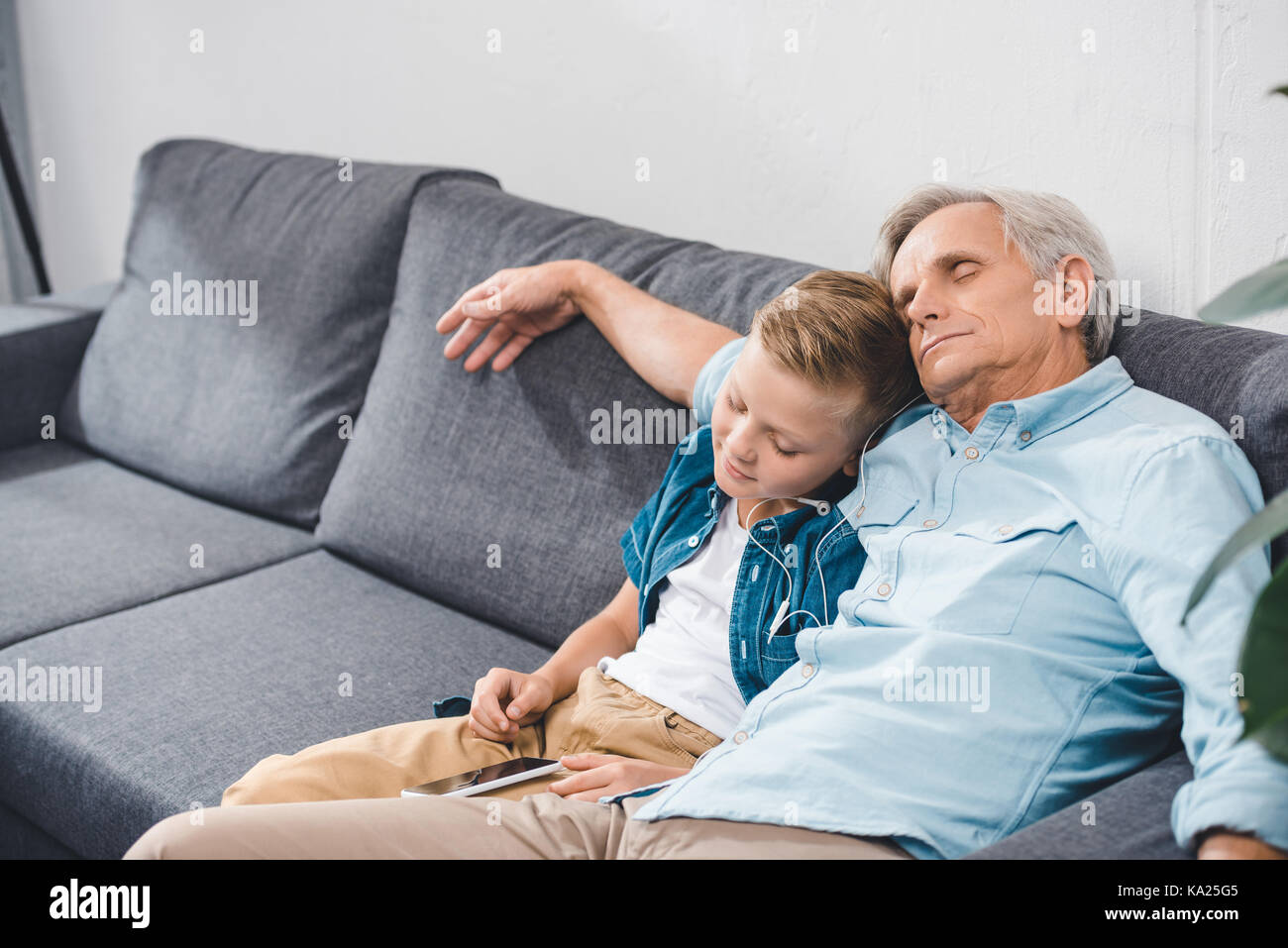 Grand-père et petit-fils de dormir sur un canapé Banque D'Images