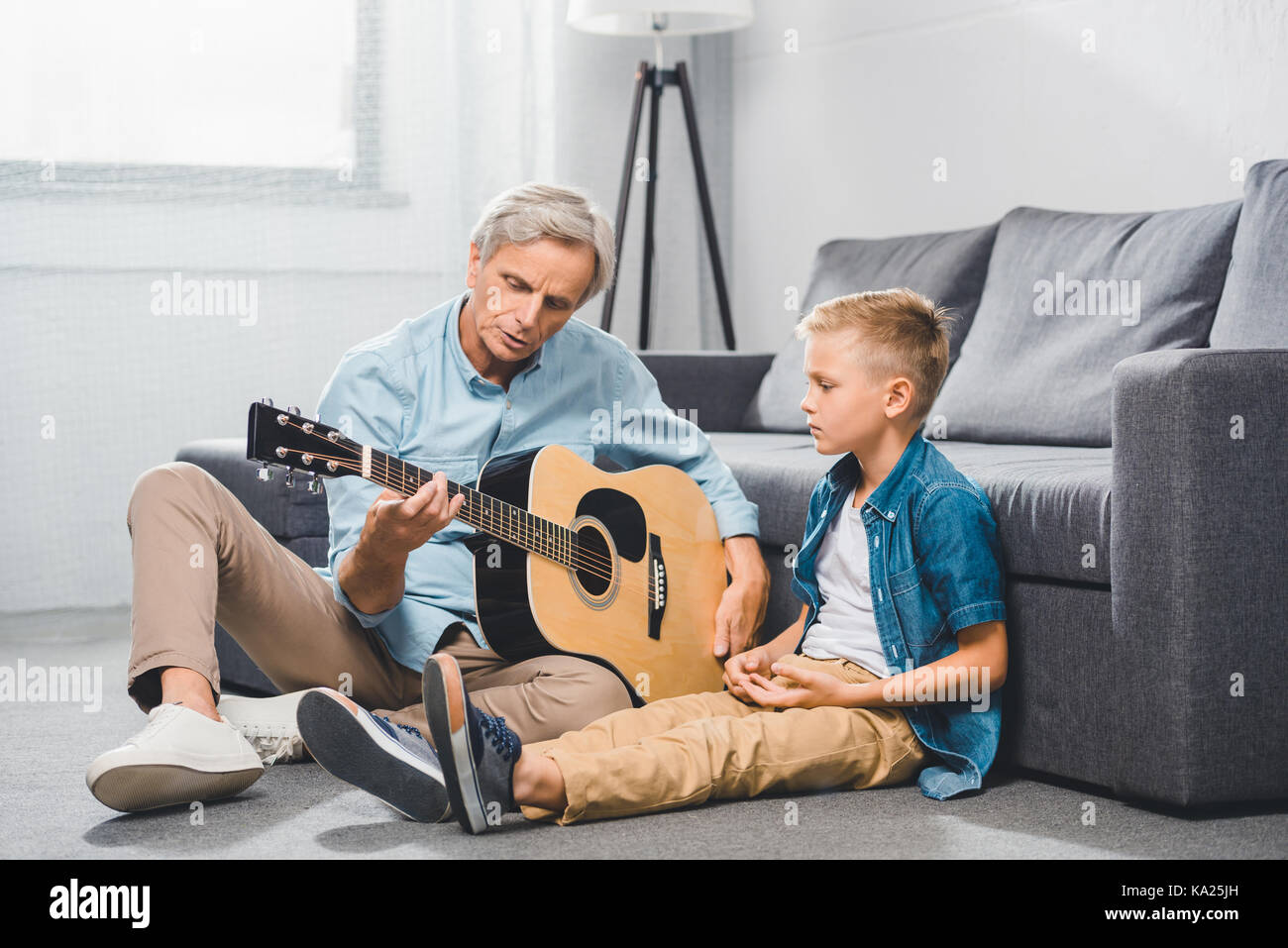 Grand-père et petit-fils de jouer à la guitare Banque D'Images